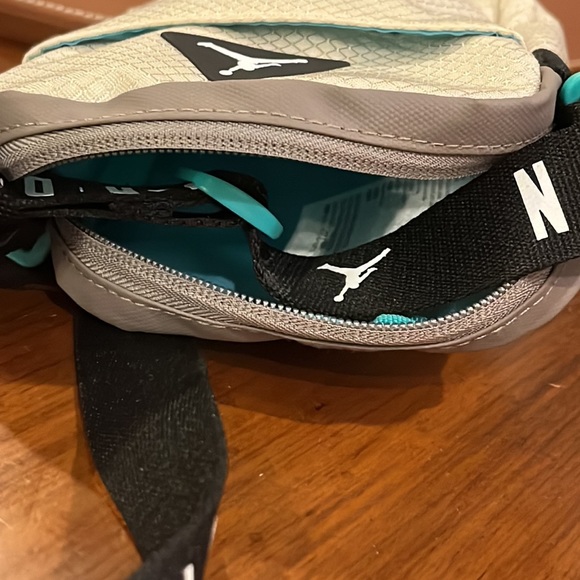 Nike Air Jordan Festival Phone ID Money Snack bag new light orewood brown - Picture 6 of 9